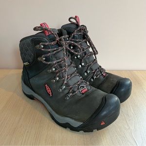 Women’s Keen Revel III Winter Hiking Boots - Size 9